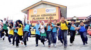 PELABUHAN KLANG 23 November 2015. Murid-murid Sekolah Kebangsaan Pelabuhan Klang berlari kegembiraan selepas loceng tamat waktu persekolahan dibunyikan tepat jam 12.00 di hari terakhir sesi persekolahan bagi tahun 2015. STR/Faiz Anuar (FOR HM WAJAH WAAH)