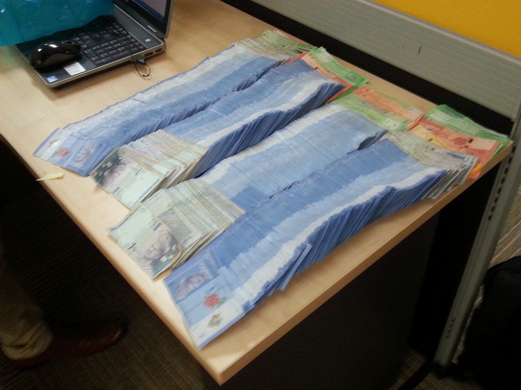 Hasil kutipan kerusi urut layan diri