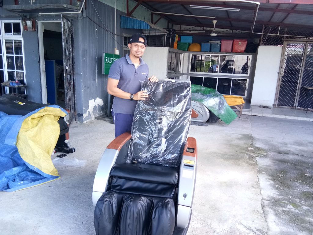 Fahzal Shahrel dan kerusi urut layan diri